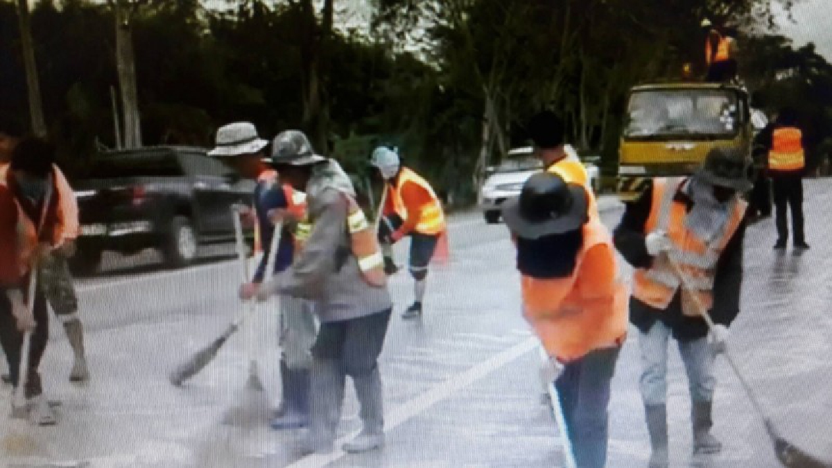 มักง่าย..รถขนน้ำยางปล่อยน้ำยางตกเรี่ยลาดหวั่นเกิดอุบัติเหตุ ระดมเจ้าหน้าที่ล้างเหตุน้ำยางพาราหกเลอะถนน รถยนต์หลายคันลื่นไถลลงข้างทาง