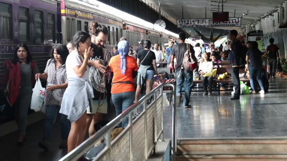 บรรยากาศสถานีรถไฟหาดใหญ่นักท่องเที่ยวต่างเดินทางเข้าพื้นที่อย่างคึกคัก!!พร้อมร่วมเค้าท์ดาวน์ปีใหม่