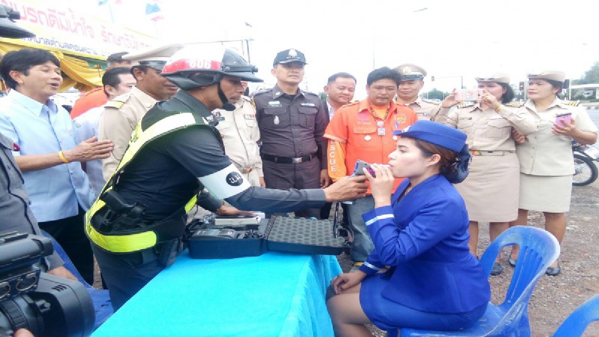 เอาจริง!! ตำรวจโนนสูงบูรณาการทุกภาคส่วน เปิดจุดบริการประชาชนพร้อมตรวจรถโดยสาร จับเป่า เมาขับ ดำเนินคดีทันที (มีคลิป)