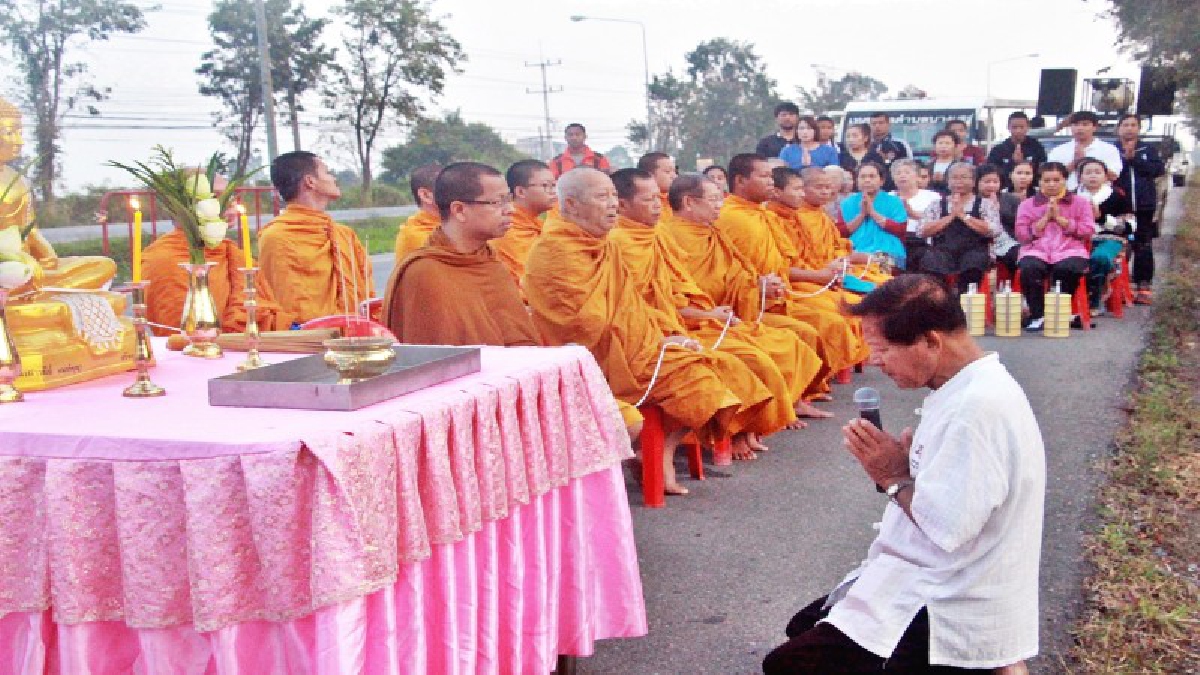 อุทิศส่วนกุศล!?พระภิกษุสงฆ์สวดอุทิศส่วนบุญส่วนกุศล ให้ผู้เสียชิวิตบนถนนสุขุมวิท เนินร้อยศพ พื้นที่สัตหีบ ชลบุรี (มีคลิป)