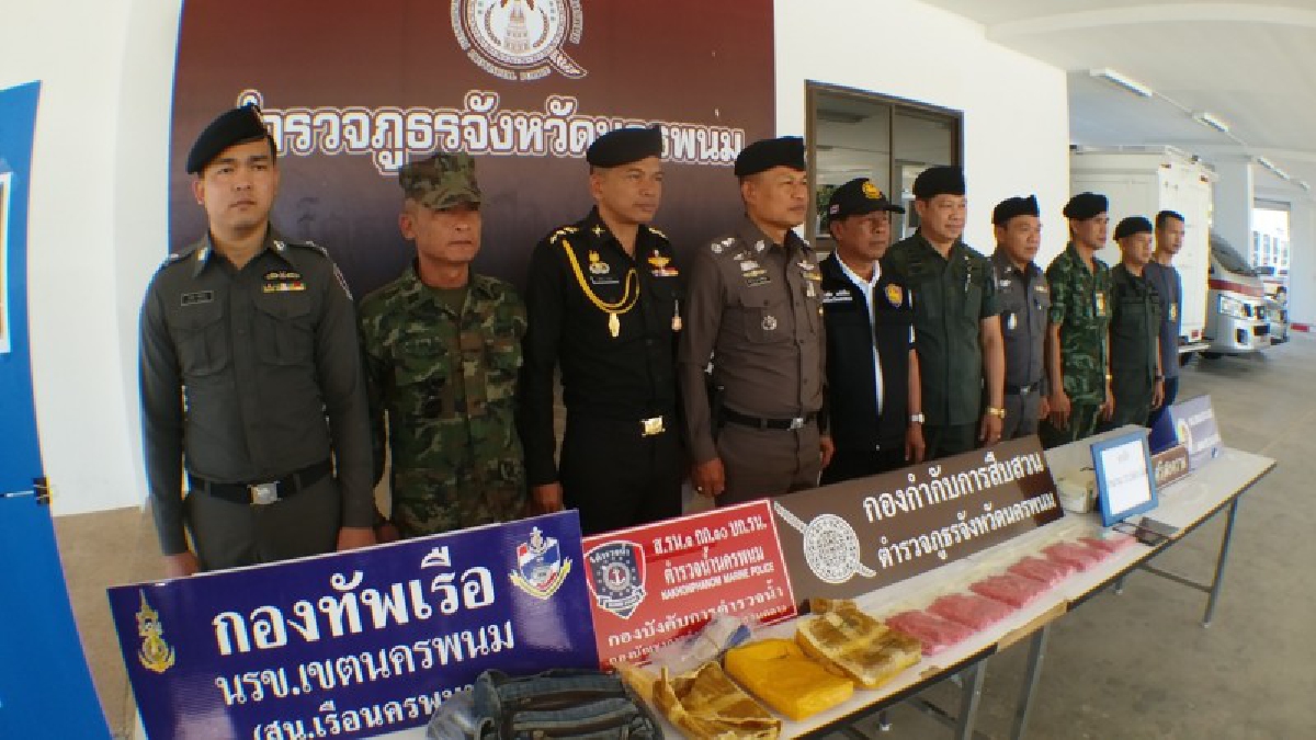 นครพนม!! ตร.ฟอร์มเสี่ย ล่อซื้อยาบ้าสาวขายลาบ ล็อคคาของกลาง 2 คน ยาบ้าของกลางกว่า 10,000 เม็ดหาเงินเที่ยวปีใหม่ (ชมคลิป)