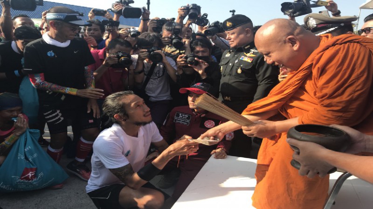 ชาวอยุธยา ประทับใจ ตูน บอดี้สแลม เชิดชู บุคคลตัวอย่าง ลูกศิษย์พระอาจารย์แดงเกจิดัง แต่งเพลงยกย่องเป็น “คนดีของประเทศไทย” (คลิป)