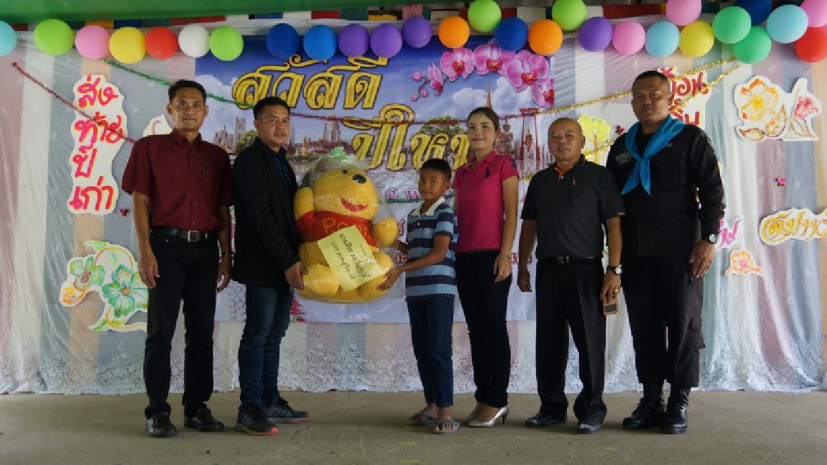 นายก อบต.สุไหงปาดีส่งสุขปีใหม่ จัดงบประมาณพร้อมของขวัญให้ รร.ในพื้นที่จัดกิจกรรม เพื่อเติมเต็มรอยยิ้มให้ครูและนักเรียนรับเทศกาลปีใหม่2561