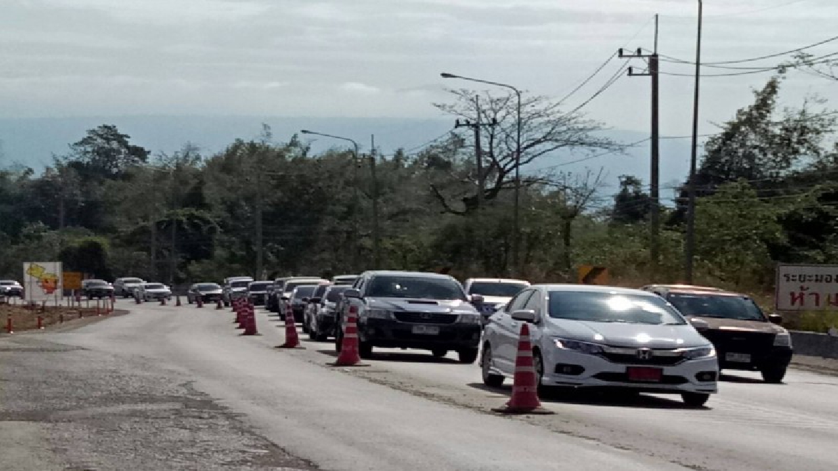 การเดินทางวันสุดสัปดาห์ถนนสาย 304 หนาแน่นแต่คล่องตัว ตร.ทางหลวง เตรียมเปิดเส้นทางเดินรถพิเศษช่วงก่อสร้างอุโมงค์-ขยายถนนบนภูเขา (คลิป)