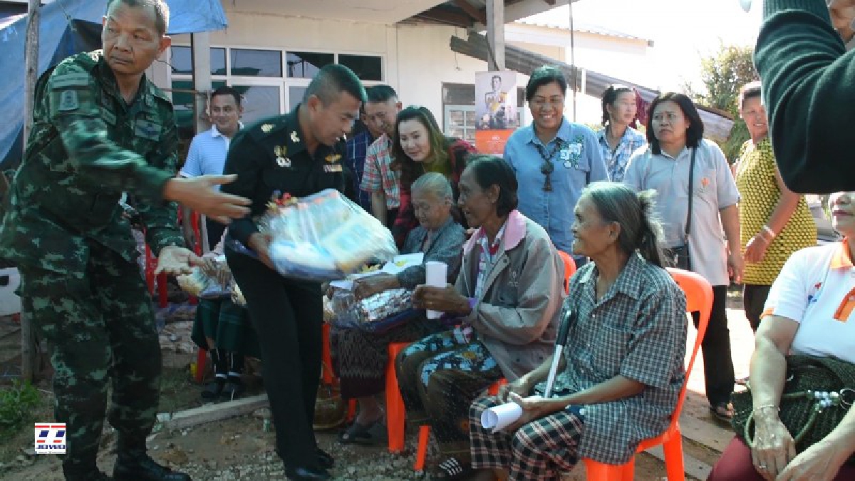 ด้วยความห่วงใย  แม่ทัพน้อยที่ 2 ร่วมกับ เทศบาลตำบลหัวทะเล มอบผ้าห่มกันหนาวให้ผู้มีรายได้น้อย-คนพิการและผู้สูงวัยเป็นของขวัญปีใหม่ (คลิป)