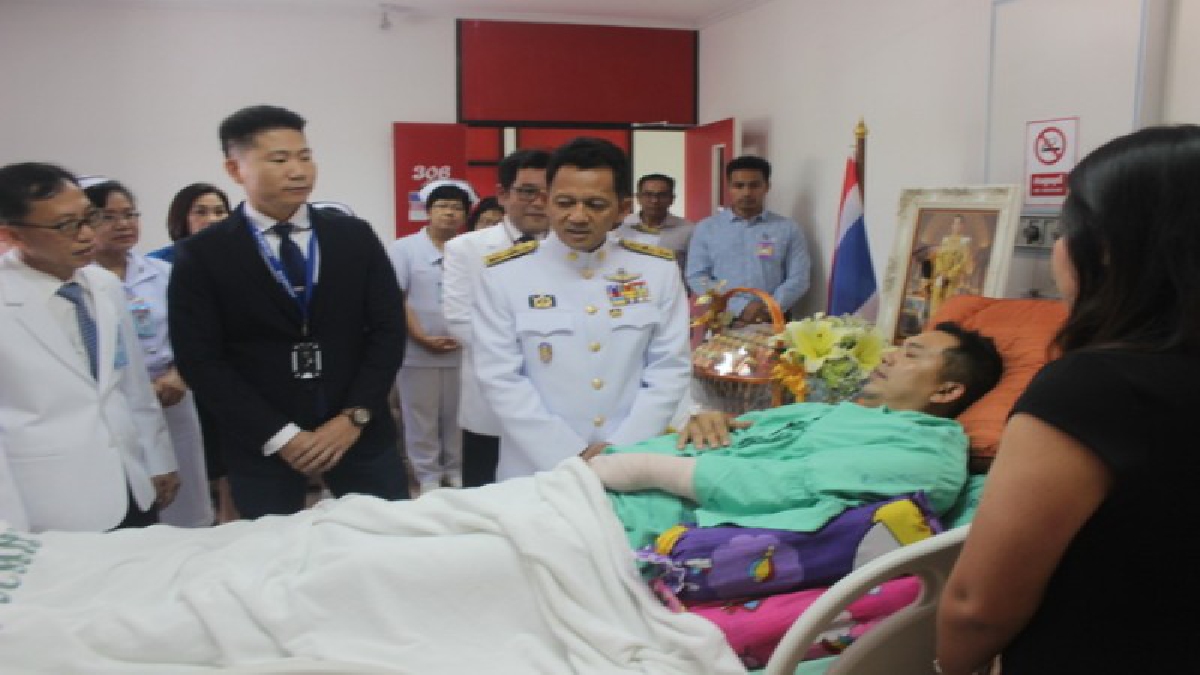 ในหลวงร.10 ทรงพระราชทานและตะกร้าสิ่งของพระราชทาน มอบให้สิบเอก วิษณุ มือสันทัด ซึ่งได้รับบาดเจ็บจากการปฏิบัติหน้าที่จาก 3 จังหวัดชายแดนภาคใต้