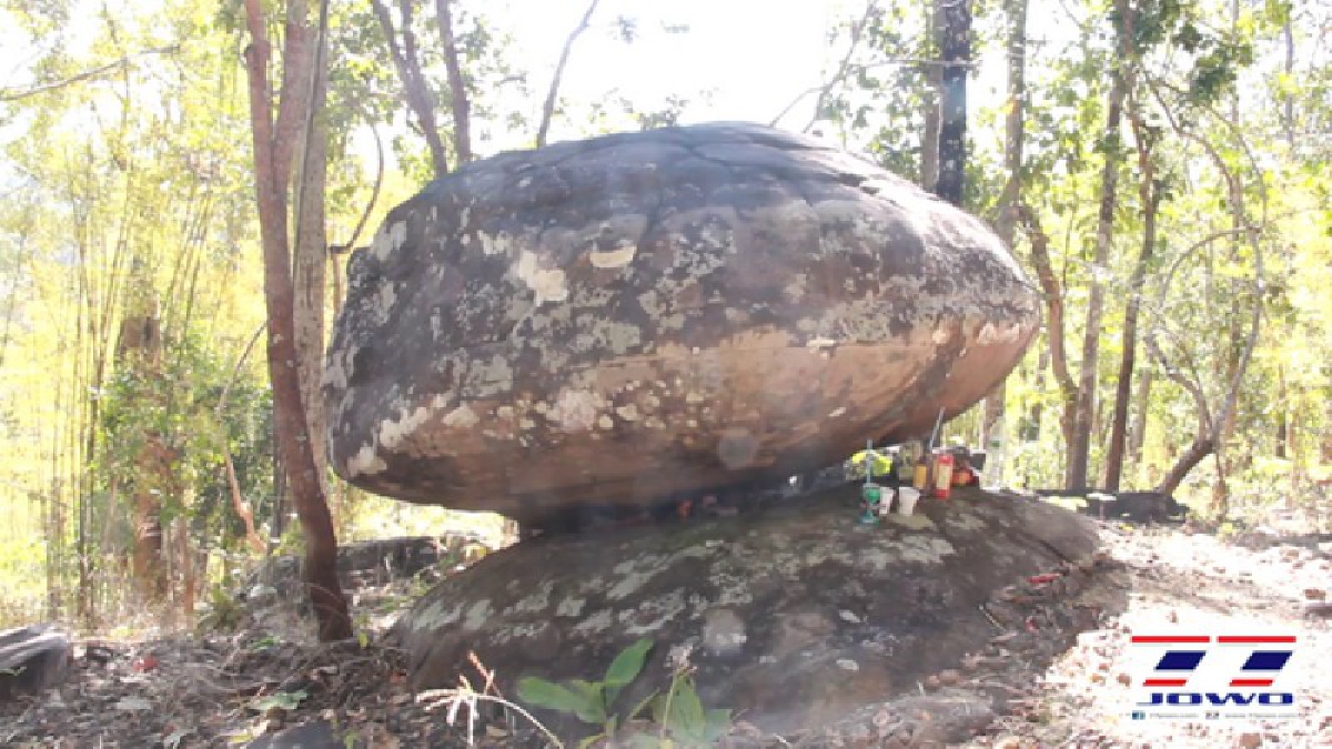 ชาวบ้านตื่น!! หินอุ้มบาตรและหินรูปสิงห์ กลางป่าชุมชนดอยพระธาตุ พบต้นไม้เต็งรังและมะค่าโมงอายุกว่า 200 ปี ดึงเป็นแหล่งเที่ยวเชิงอนุรักษ์