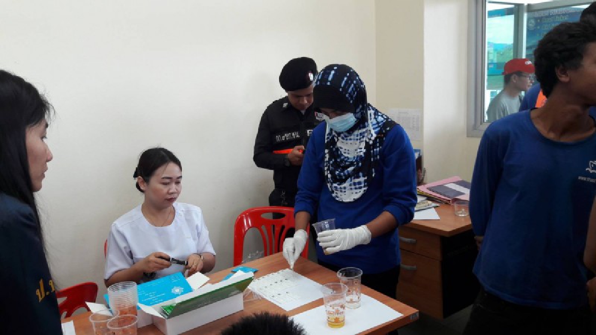 สตูล..!! จับคนขับเรือสาธารณะ ตรวจฉี่หาสารเสพติด พร้อมบังคับใช้กฎหมายเคร่งครัด รับเทศกาลหลังนักท่องเที่ยวแห่ลงเกาะฉลองปีใหม่ (มีคลิป)