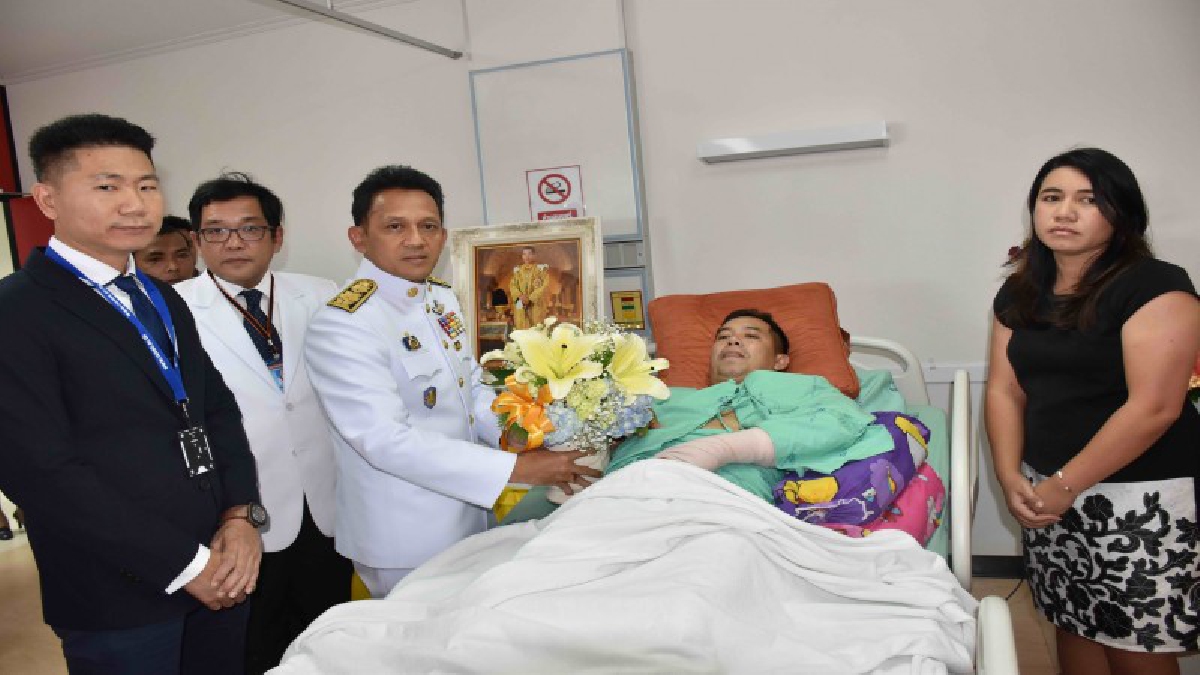 สมเด็จพระเจ้าอยู่หัว ทรงพระกรุณาโปรดเกล้าฯ ให้ผวจ.นครศรีธรรมราช เชิญดอกไม้และตะกร้าสิ่งของพระราชทาน มอบให้สิบเอก วิษณุ มือสันทัด
