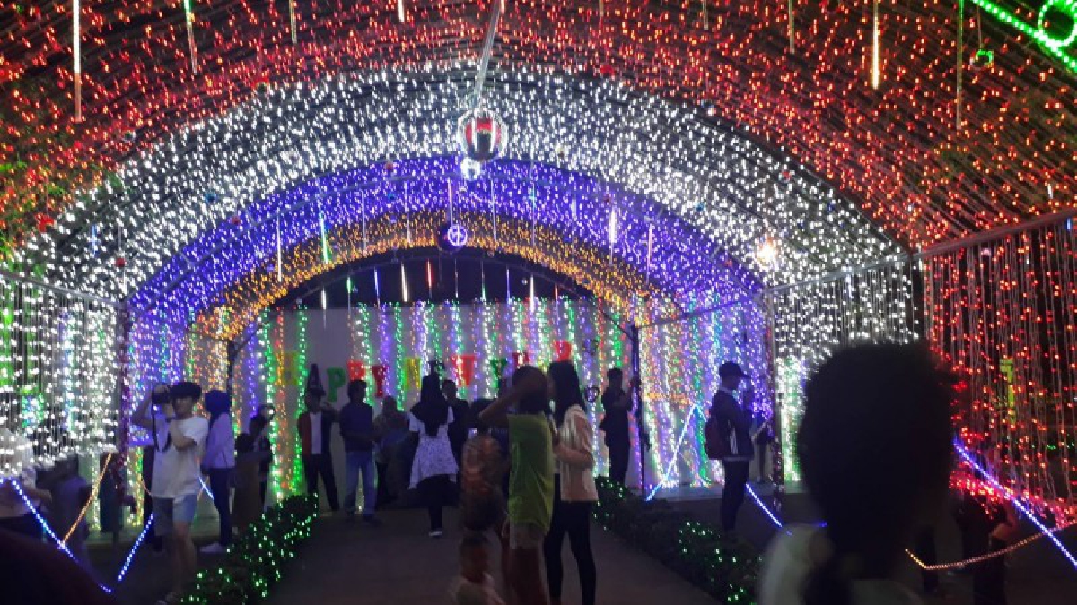 สวยงามตระการตา!! ตื่นตาตื่นใจสุดๆ ซุ้มอุโมงค์ไฟหลากสี สวยงาม ดึงดูดนักท่องเที่ยวแห่ถ่ายรูปหน้าเทศบาลคึกคัก