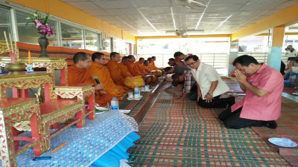 เสริมสิริมงคลรับปีใหม่!! คณะครูอาจารย์นักเรียนนักศึกษาร่วมกันทำบุญตักบาตรข้าวสารอาหารแห้งแด่พระภิษุสงฆ์สามเณร