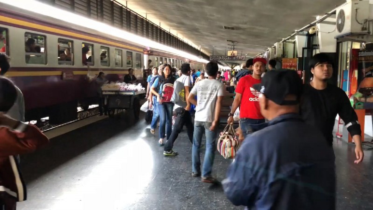 บรรยากาศที่สถานีรถไฟหาดใหญ่ เนืองแน่นไปด้วยผู้โดยสารและนักท่องเที่ยว ที่เดินทางกลับภูมิลำเนาและออกไปท่องเที่ยวในช่วงเทศกาลส่งท้ายปีเก่า!!