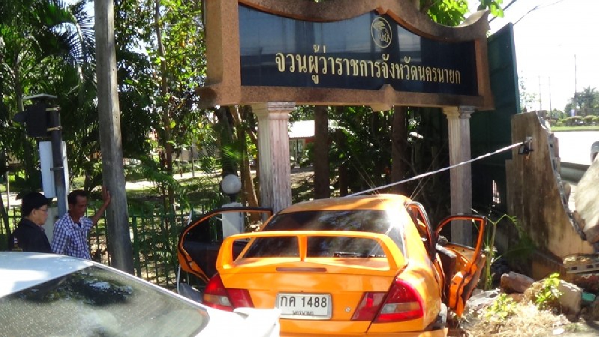ระทึก !! หนุ่มซิ่งเก๋งมากับแฟนสาวท้องอ่อน เกิดหลุดโค้งชนกำแพงป้ายข้างทางยับ บาดเจ็บติดคาซากทั้งคู่! เคราะห์ดี จนท.เร่งช่วยเหลือทัน