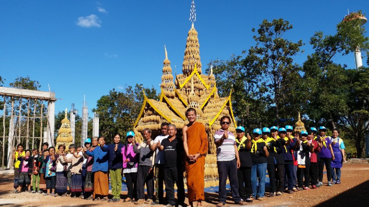 งดงามอลังการ !! หนึ่งเดียวในนครพนม วัดชื่อดังเนรมิตปราสาทข้าวเปลือก เตรียมจัดงานสู่ขวัญข้าวรำลึกพระแม่โพสพวันขึ้นปีใหม่ (มีคลิป)