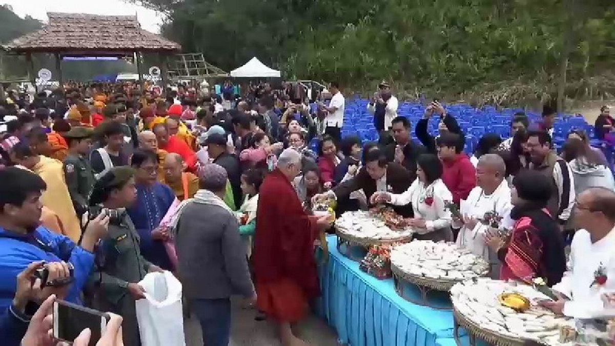 คึกคัก !! ประชาชนและนักท่องเที่ยวกว่า 10,000 คน ร่วมตักบาตรสองแผ่นดิน เชื่อมความสัมพันธ์ไทยลาว ท่ามกลางสภาพอากาศที่หนาวเย็น