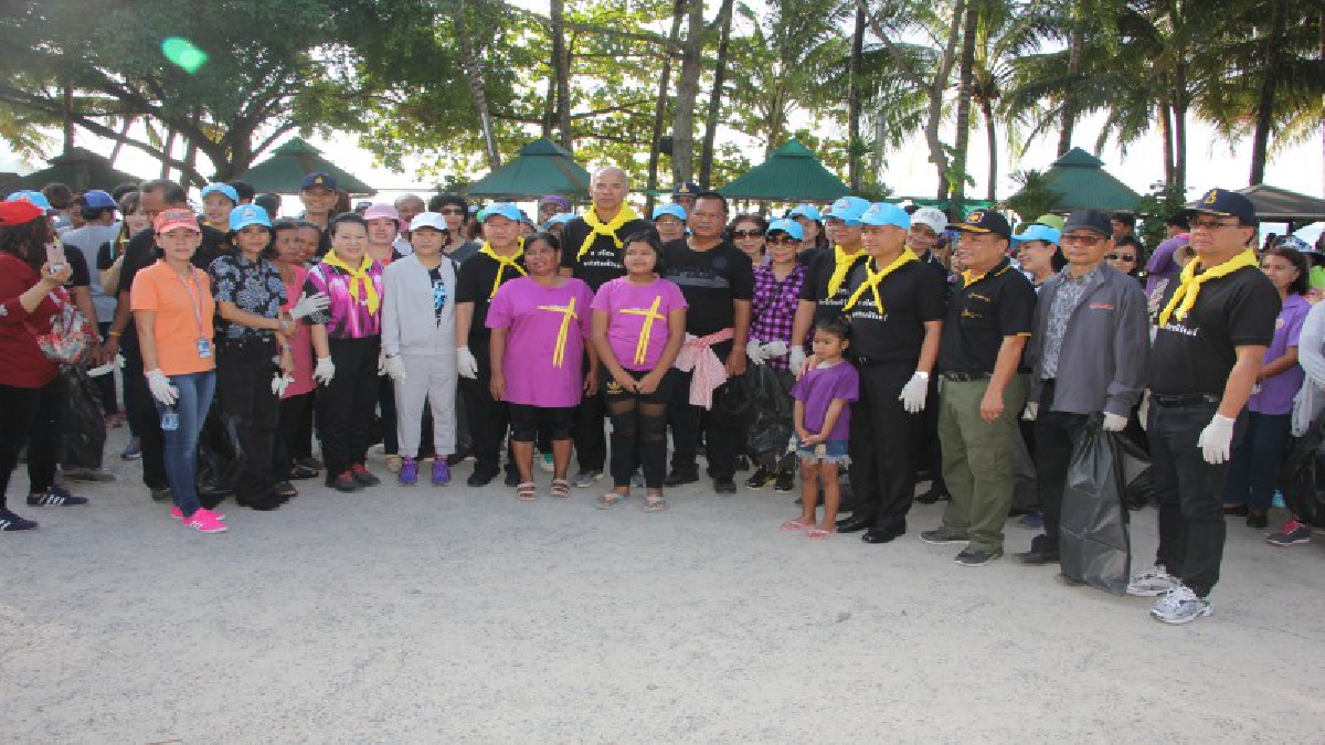 พ่อเมืองภูเก็ตนำข้าราชการเจ้าหน้าที่ ปชช.และจิตอาสากว่า 300 คนร่วมเก็บขยะ ในพื้นที่ตำบลรัษฎา อำเภอเมือง ตามโครงการภูเก็ตสวยด้วยมือและใจเรา