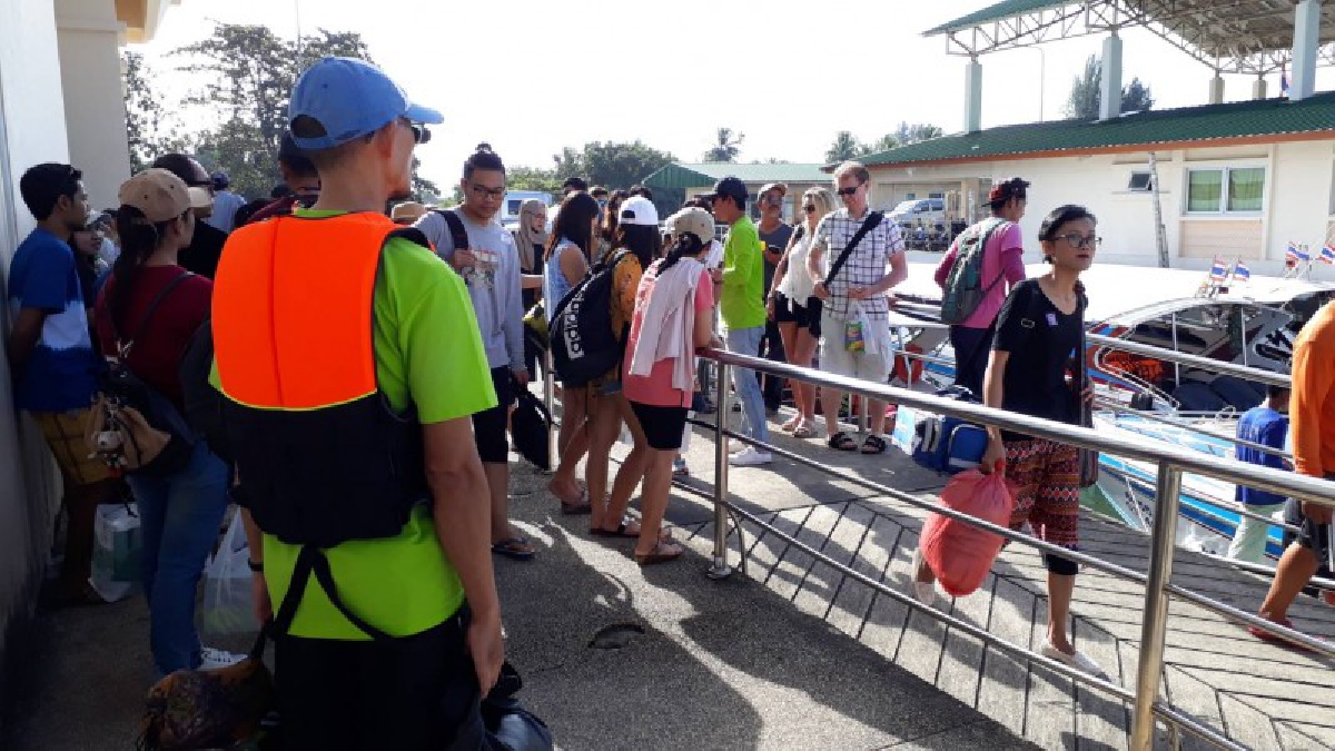 ท่าเรือคึกคัก!! นักท่องเที่ยวนับถอยหลังขึ้นปีใหม่ แห่ไปเที่ยวที่เกาะ เพื่อชมแสงอาทิตย์แรกของวันใหม่..!??