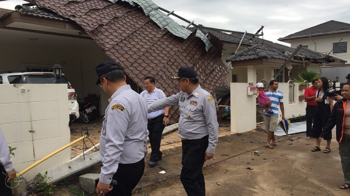สุราษฎร์ธานีประกาศพื้นที่ภัยพิบัติวาตภัย หลังพายุหมุนถล่มกลางเมือง บ้านเรือนได้รับความเสียหาย 120 หลัง เบื้องต้นช่วยเหลือรายละ 33,000 บาท