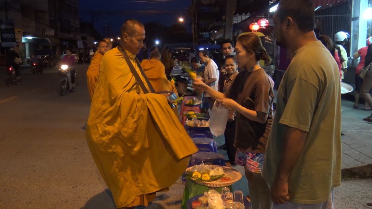 สงขลา!! เริ่มทำบุญตักบาตรส่งท้ายปี 60 ถวายเป็นพระราชกุศลในหลวงรัชกาลที่ 9