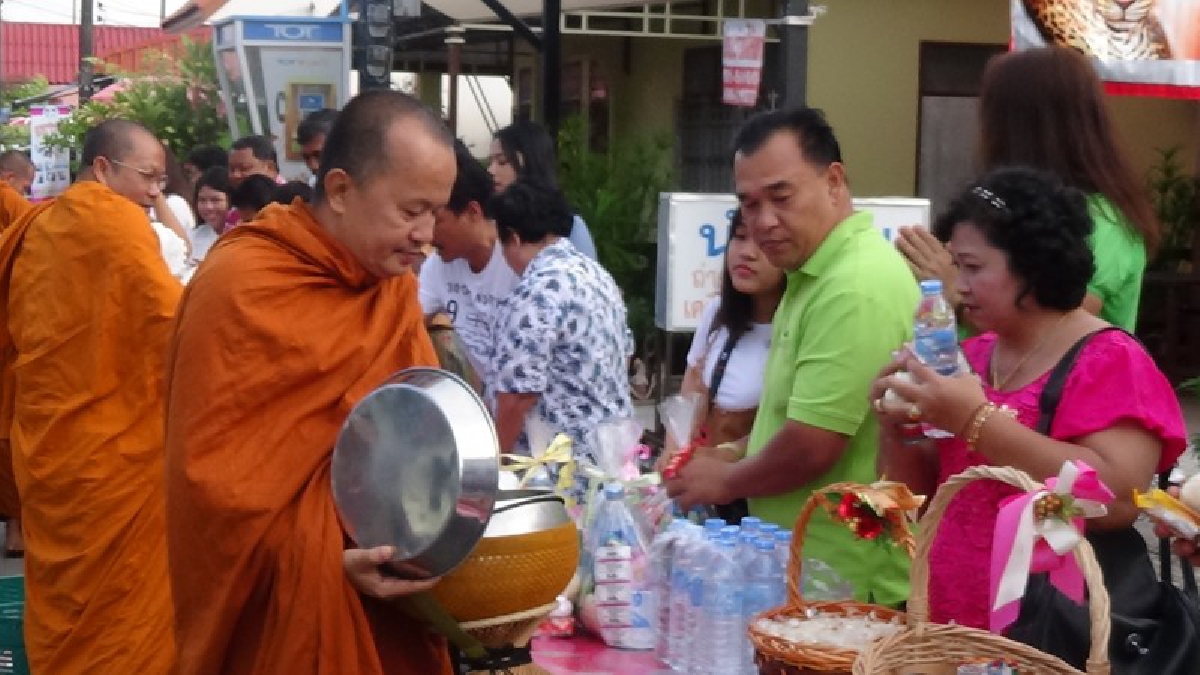 อิ่มอกอิ่มใจ!! ทำบุญตักบาตรส่งท้ายปี เพื่อความสิริมงคลตลอดปีใหม่..!!