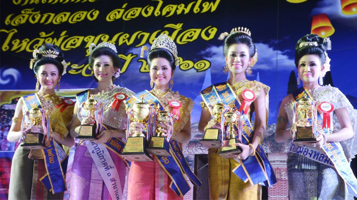 สวยจนมงลง..!! สาวราชภัฎคว้าตำแหน่งธิดาพ่อขุนและขวัญใจประชาชนประจำปี 2561 ในงานเทศกาลเส็งกลอง ล่องโคมไฟ ไหว้พ่อขุนผาเมือง!!
