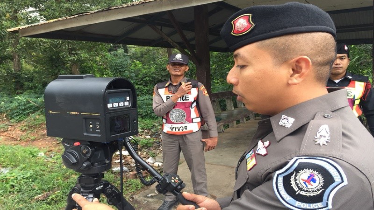 ตำรวจทางหลวงสุราษฎร์ฯ ตรวจเข้มจุดเสี่ยงตั้งกล้องผู้ขับขี่เกินกว่ากฎหมายกำหนดใบสั่งถึงบ้านแน่ๆ เน้นลดอุบัติเหตุช่วง 7 วันอันตราย ( (มีคลิป)