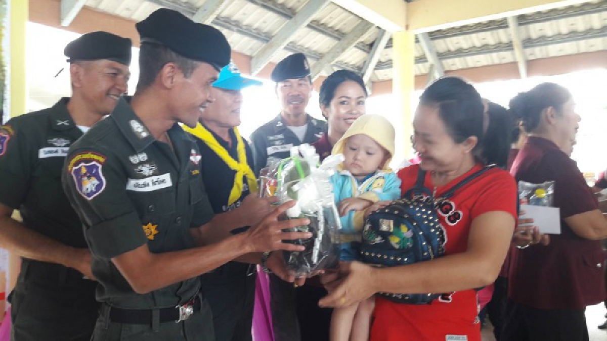 ตชด.436 จัดเซอร์ไพรส์ถึงหน้าท่าเทียบเรือ จัดของขวัญปีใหม่ มอบตุ๊กตาแจก นทท.ทั้งไทยและต่างชาติ สร้างร้อยยิ้มอย่างมีความสุข!
