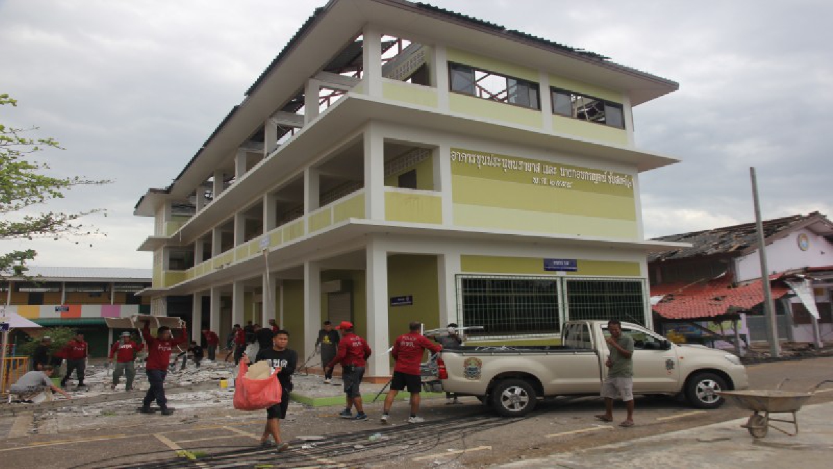 โชคดีโรงเรียนปิด !! พายุหมุนถล่มเมืองสุราษฎร์ฯทำให้โรงเรียนดังอาคารเสียหาย 3 หลัง ผู้ว่านำจิตอาสา พร้อมกับทหารเข้าช่วยชาวบ้าน!
