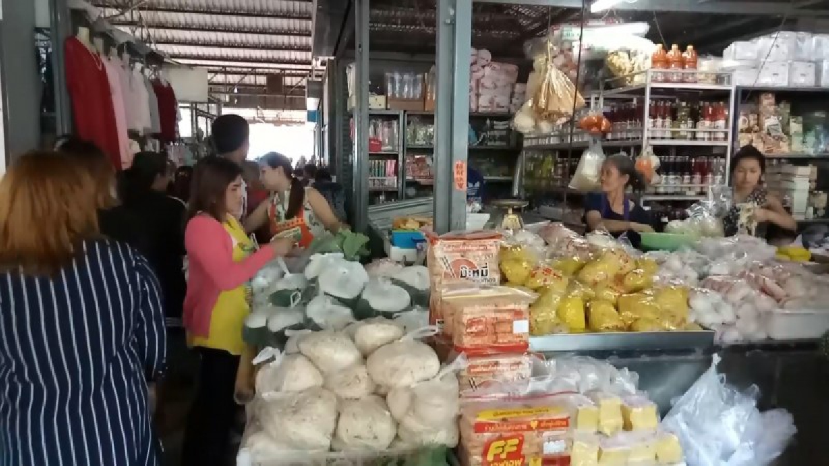 ตลาดสดคึกคัก !! ประชาชนและแรงงานต่างด้าว แห่จับจ่ายซื้อของในตลอดคลองแงะก่อนปิดช่วงปีใหม่