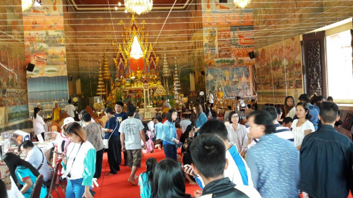 เนื่องแน่นด้วยความศรัทธา!! พุทธศาสนิกชนไทย-ลาวและนักท่องเที่ยว แห่ไหว้ขอพรหลวงพ่อพระใส พระคู่บ้านคู่เมือง เพื่อเป็นสิริมงคลแก่ชีวิต (คลิป)