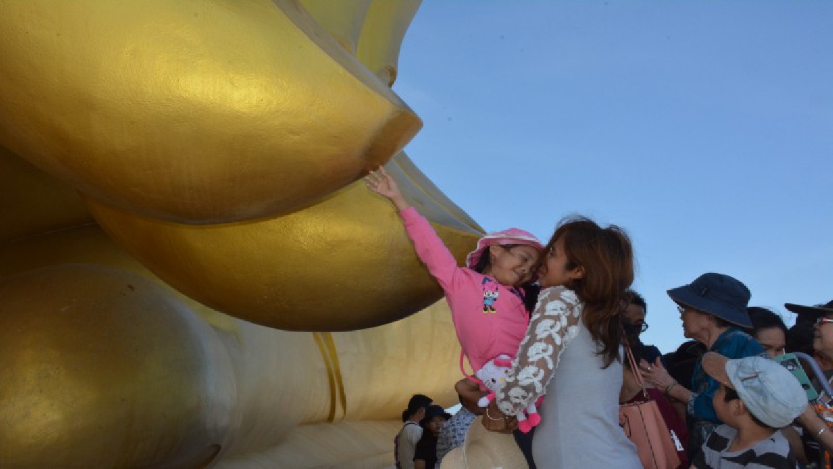 ประชาชนนับหมื่น แห่ขอพร "หลวงพ่อใหญ่" พระพุทธรูปที่ใหญ่ที่สุดในโลก เพื่อเป็นสิริมงคลต้อนรับปีใหม่