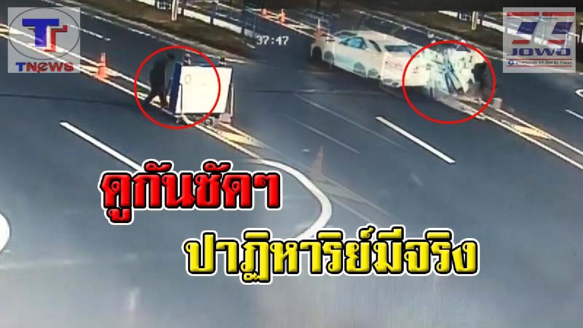 เปิดภาพนาทีระทึก!! ตร.เมืองลีง เปิดเช็คไฟตั้งด่านแยกกลางถนน จู่ๆ รถเก๋งวิ่งชนเข้ากับป้ายไฟระวัง..คุณพระช่วย! รอดหวุดหวิด