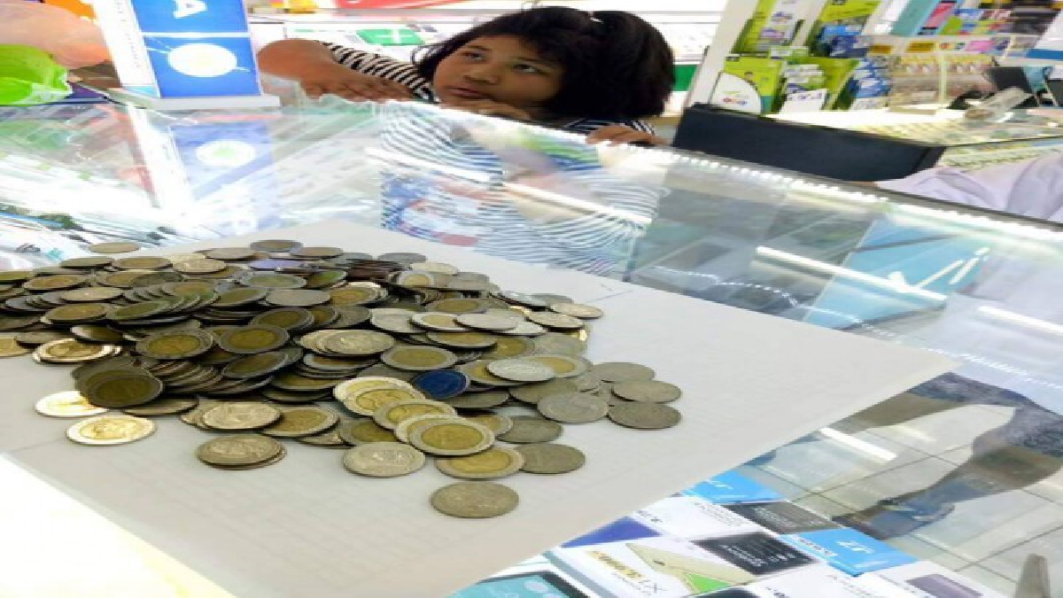 เจ้าของร้านประกาศหาจะมอบทองคำให้!!! เด็กออมเงิน นำไปซื้อโทรศัพท์มือถือ ลดราคาให้แถมเงินส่วนที่เหลือได้ให้ไปเป็นขวัญถุงไว้เก็บออมต่อ (มีคลิป)