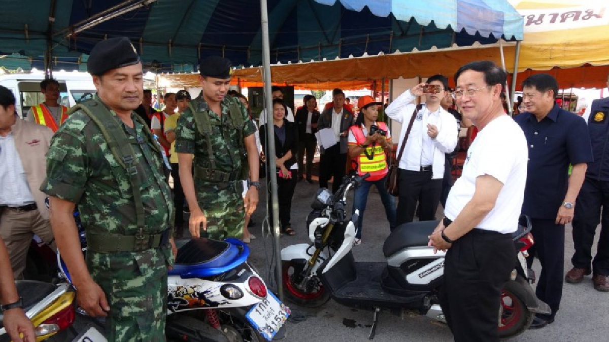 รัฐมนตรีว่าการกระทรวงคมนาคม ลงพื้นที่ตรวจจุดบริการประชาชนหน้าแขวงทางหลวงจังหวัดสิงห์บุรีช่วงเทศกาลปีใหม่ 2561