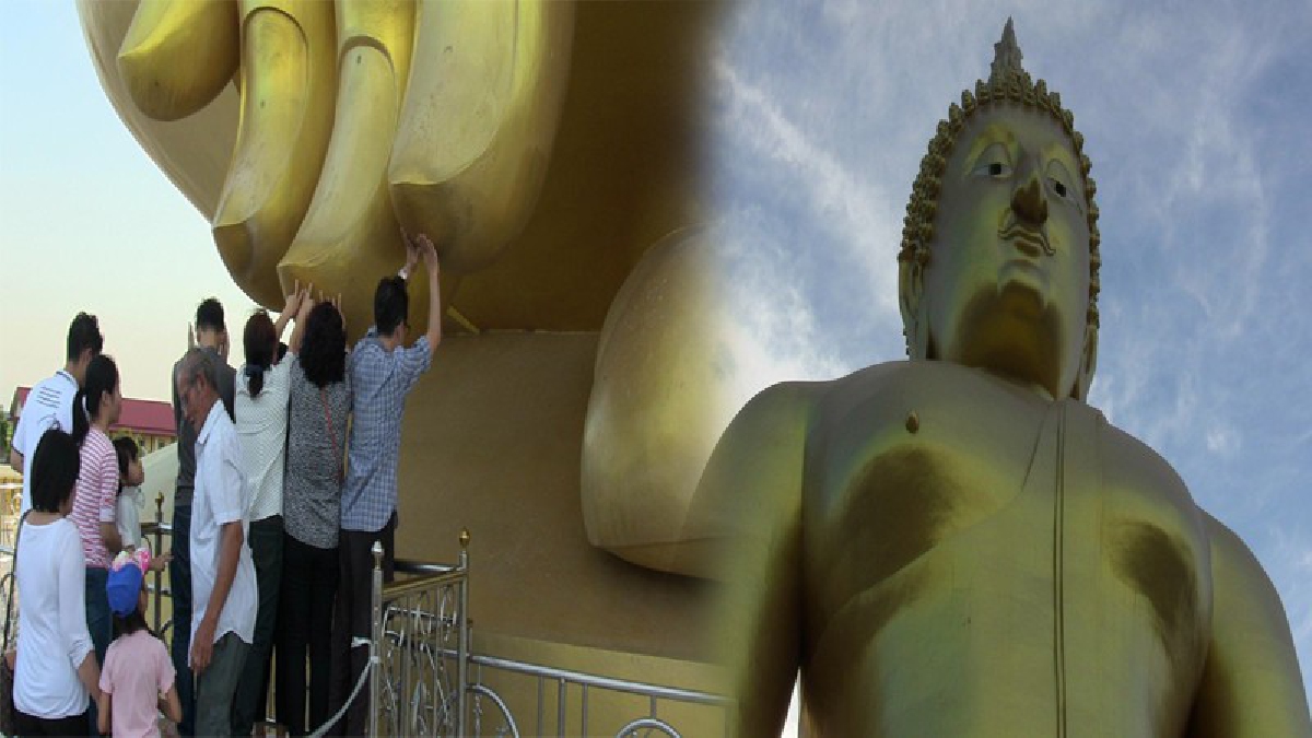 วัดดังอ่างทอง สวดมนต์เย็นครั้งสุดท้ายหน้าองค์พระใหญ่ที่สุดในประเทศไทย ท่ามกลางประชาชนและนักท่องเที่ยวหลายพันคน (ชมคลิป)