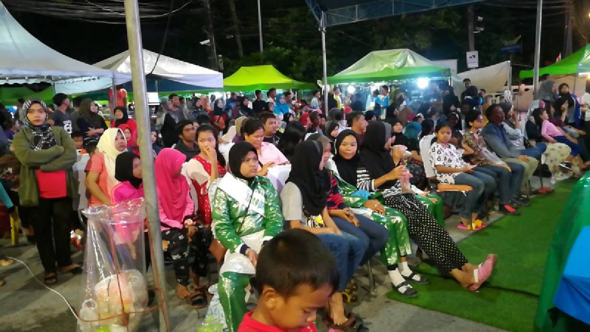 เทศบาลเมืองนราธิวาส จัดงานส่งท้ายปีเก่าต้อนรับปีใหม่ ได้รับความสนใจจากประชาชนในพื้นที่ร่วมงานคึกคัก