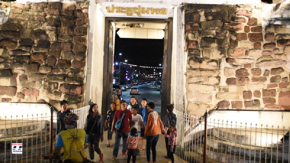 ไม่เชื่ออย่าลบหลู่ !! คู่รักหลายคู่อาศัยเทศกาลปีใหม่ เดินทางลอดซุ้มประตูชุมพล หวังได้เป็นเขย-สะใภ้ย่าโม (ชมคลิป)