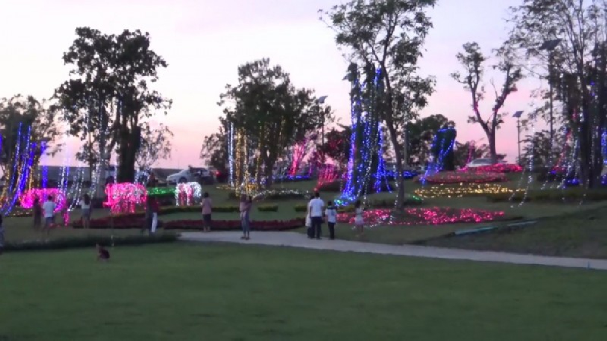 อ่างทอง !! ประชาชนนักท่องเที่ยวแห่ดูไฟแสงสีอุทยานสวรรค์อ่างทอง-หนองเจ็ดเส้น เคาท์ดาวน์ส่งท้ายปีเก่าต้อนรับปีใหม่กันอย่างคึกคัก (คลิป)
