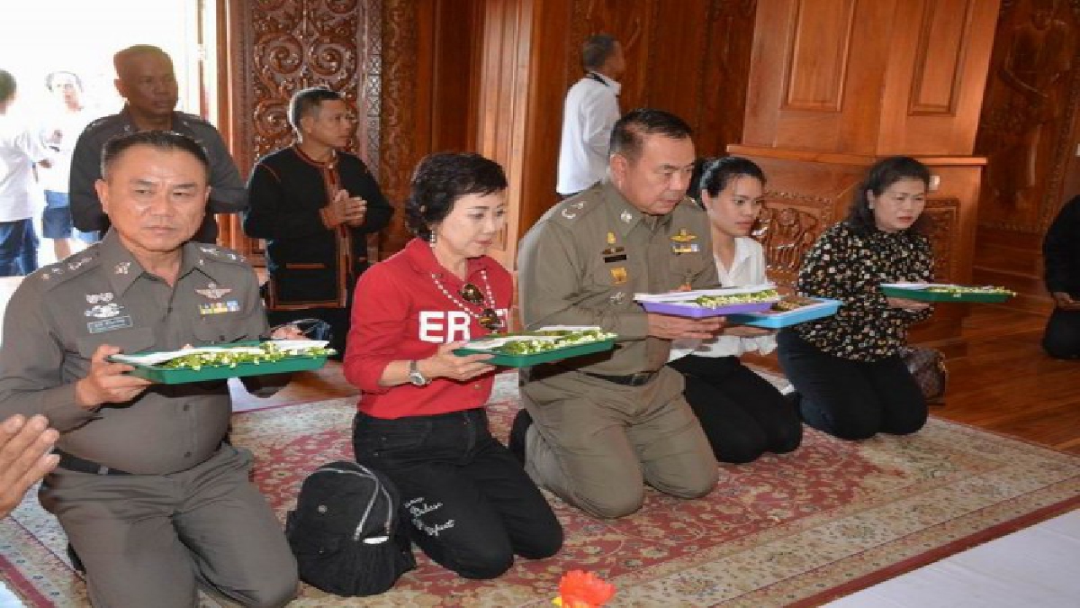 พุทธศาสนิกชนชาวศรีสะเกษ แห่ลอดใต้โลงศพขอพรปีใหม่หลวงปู่สรวงกันคึกคัก เสริมสิริมงคลส่งท้ายปีใหม่ (ชมคลิป)