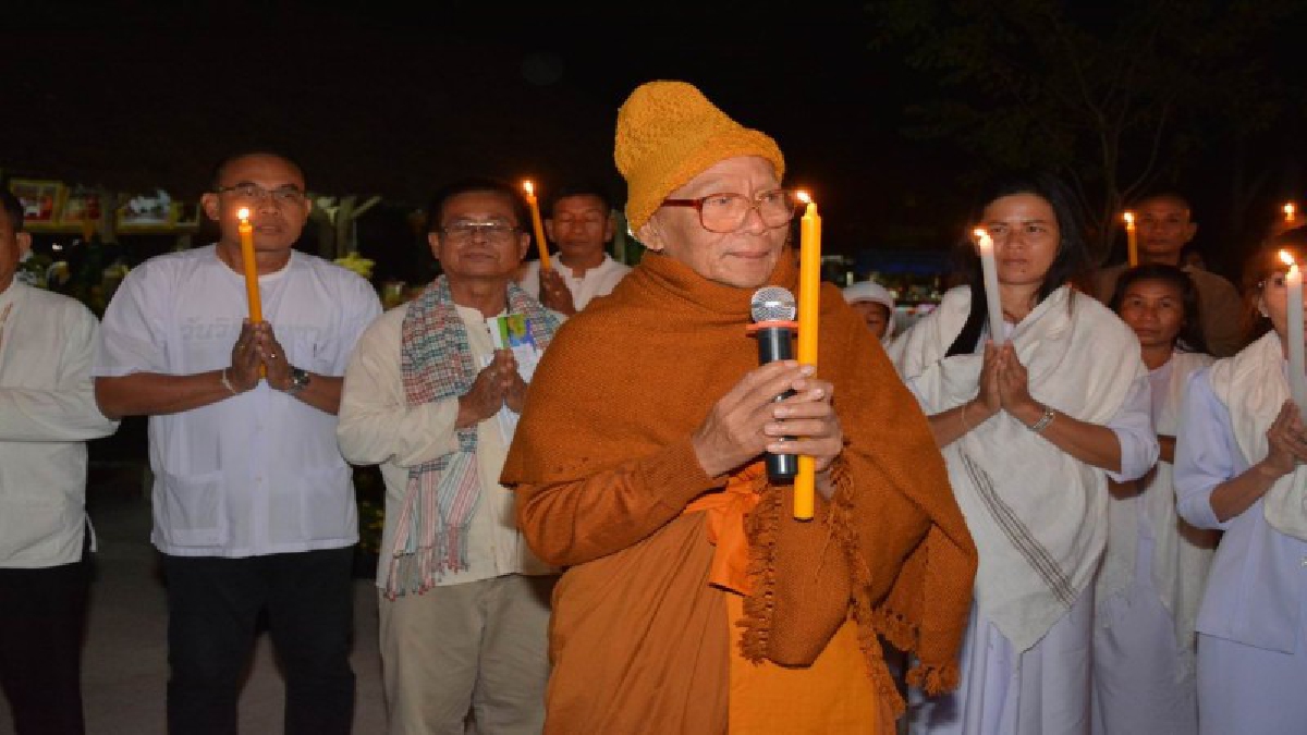 ชาวพุทธไทย กัมพูชากว่า 5,000 คน สวดมนต์อาเซียนข้ามปี 2561 เบื้องหน้ามณฑปหลวงปู่สรวง จ.ศรีสะเกษ
