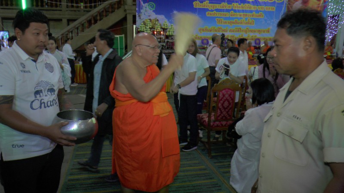 ประชาชนนำบุตรหลานและครอบครัวเข้าวัดกันเนืองแน่น เจริญศีลภาวนา สวดมนต์ข้ามปี และรับพรปีใหม่เพื่อความเป็นสิริมงคลทั้งแก่ตนเองและครอบครัว