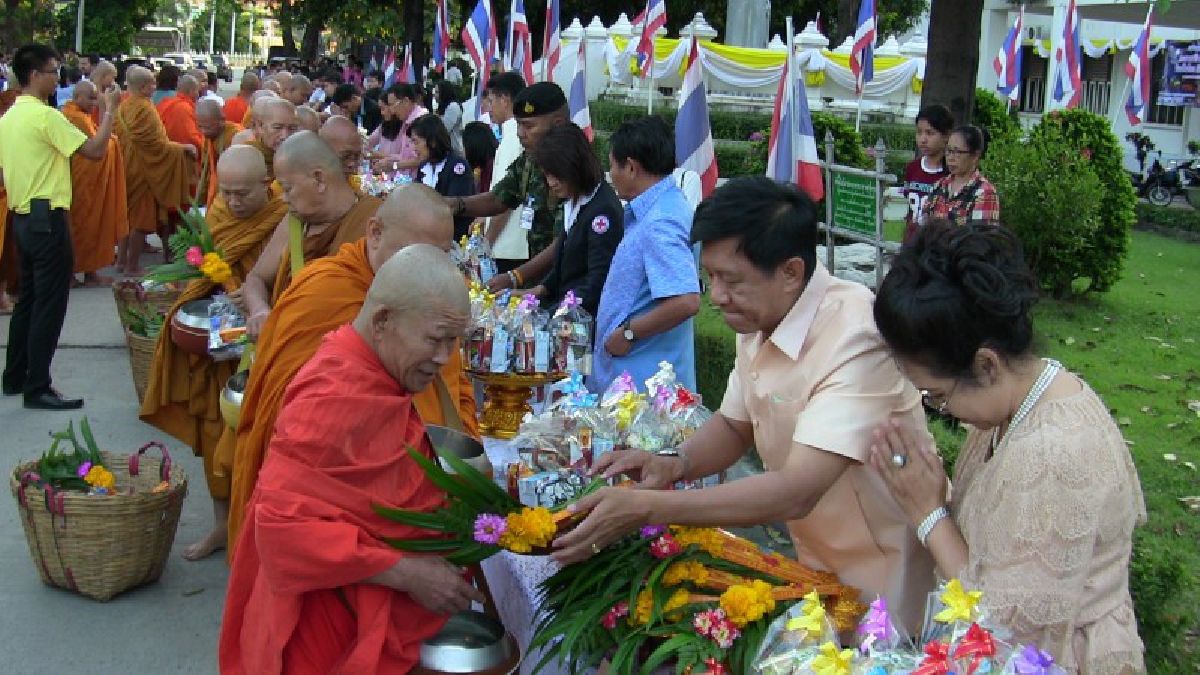 เพื่อเป็นศิริมงคลในวันปีใหม่!! ประชาชนชาวจังหวัดอ่างทองร่วมทำบุญตักบาตรพระสงฆ์ 99 รูป รับปีใหม่