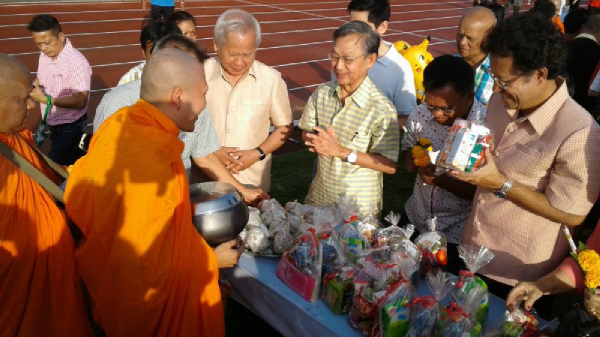 ชวน นำชาวตรังนับคน ร่วมทำบุญตักร เนื่องในวันขึ้นปีใหม่ ประจำปี 2561 พร้อมได้กล่าวถึง ปัญหาพัฒนาเมืองตรัง และเศรษฐกิจตรังตกต่ำหนักในรอบหลายปี