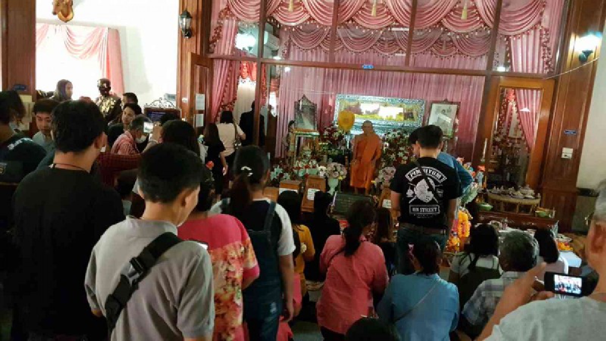 เสริมบุญบารมี..!?? ประชาชนแห่ไหว้สรีระไม่เน่าเปื่อย “หลวงพ่อกวย” พระเกจิอาจารย์ชื่อดัง เพื่อขอพรเป็นสิริมงคลในวันขึ้นปีใหม่