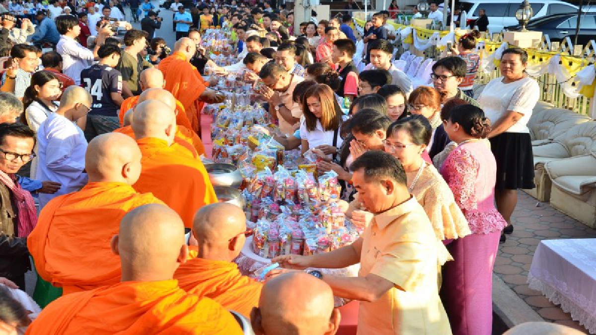 อิ่มอกอิ่มใจรับปีใหม่!! ชาวสุพรรณ พร้อมใจร่วมทำบุญตักบาตร วันขึ้นปีใหม่