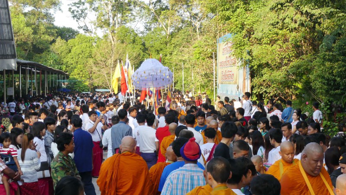 ปทุมธานี!! ชาวมอญ 1,000 คน ร่วมทำบุญตักบาตรวันปีใหม่ที่วัดเจดีย์หอย