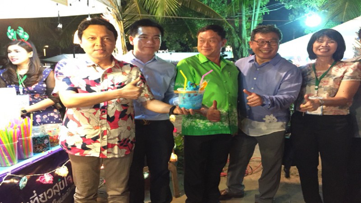ส่งท้ายปีเก่า..ต้อนรับปีใหม่!! แห่เที่ยวงานเคาท์ดาวชายหาดบ้านเพ ชมพลุไฟแสงสีตระการตา (ชมคลิป)