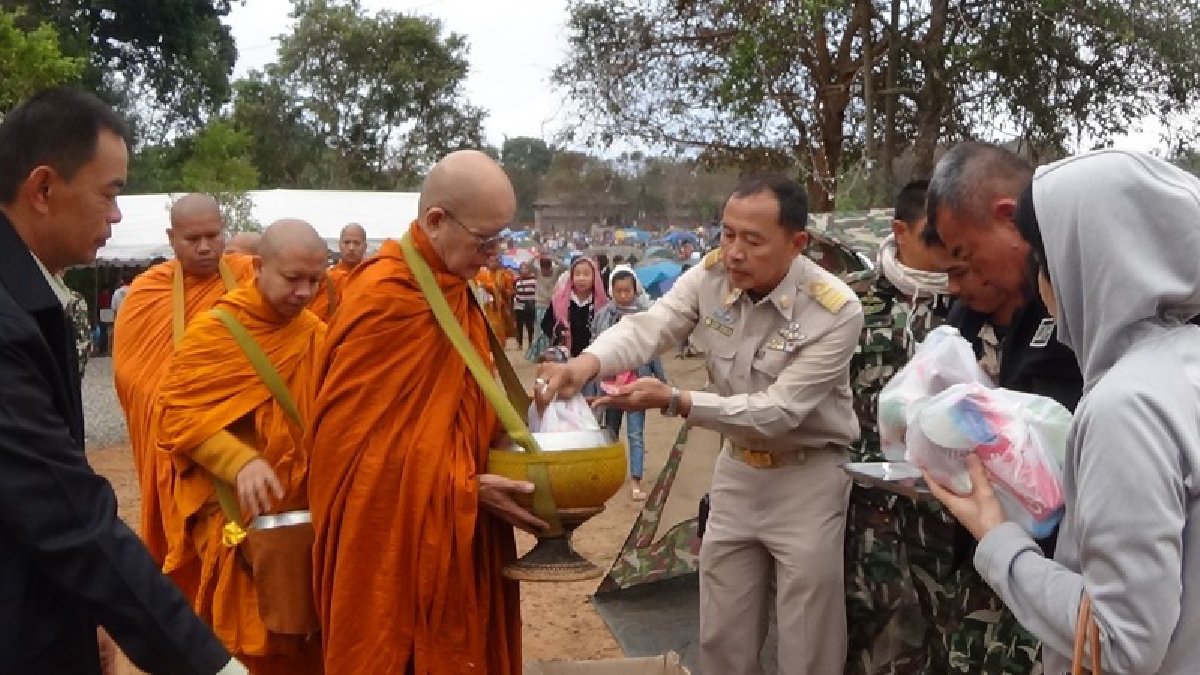 เที่ยวได้บุญ!?? นักท่องเที่ยวกว่า 8,000 คนร่วมตักบาตรต้อนรับปีใหม่บนเขาใหญ่มรดกโลกใกล้กรุงเทพฯ