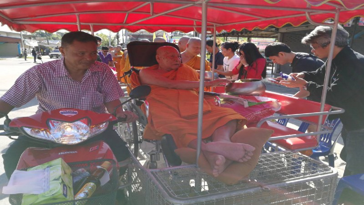 เป็นศิริมงคล!! หลวงปู่ภานอนบนรถซาเล้ง ออกรับบิณฑบาต หลังอาพาธมานานหลายปี สร้างความปลื้มปิติให้กับพุทธศาสนิกชนที่เลื่อมใสศรัทธา (ชมคลิป)