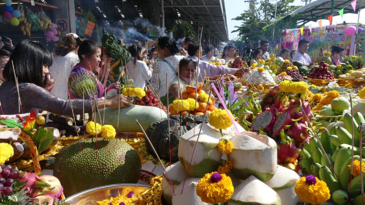 ปทุมธานี!! ร้านขายผลไม้ตลาดไท จัดบวงสรวงพร้อมแจกข้าวสาร ไข่ไก่ คืนกำไรรับปีใหม่..!??